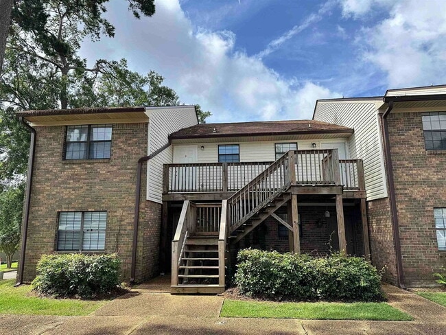 Building Photo - Spacious 2BR Condo with Private Baths, Fireplace, Balcony & Pool View – Close to FSU & TCC