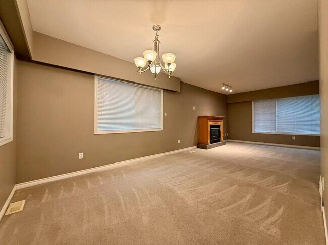 Photo - 3 bedroom in Coquitlam BC V3K 4A6