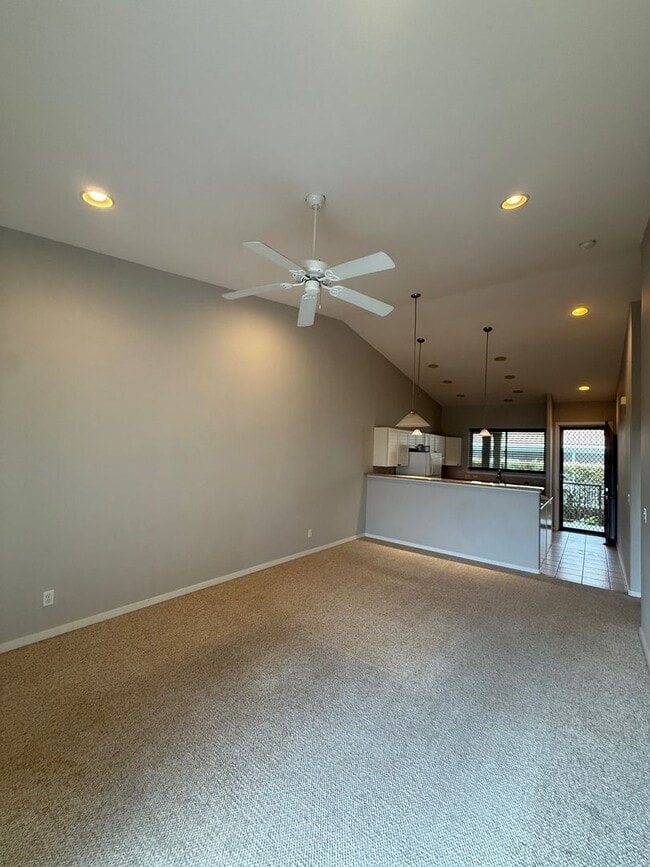 Building Photo - Well-maintained, 2 Bedrm, 2 Bath Unfurnish... Rental
