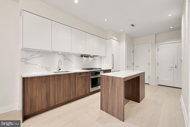 Building Photo - 1427 Rhode Island Ave NW Unit 402