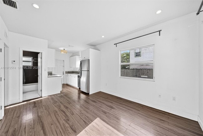 Building Photo - 1460 NW 2nd St Unit 1458