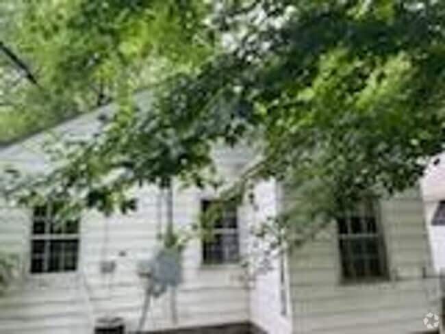Building Photo - 2BR/1BA House recently renovated