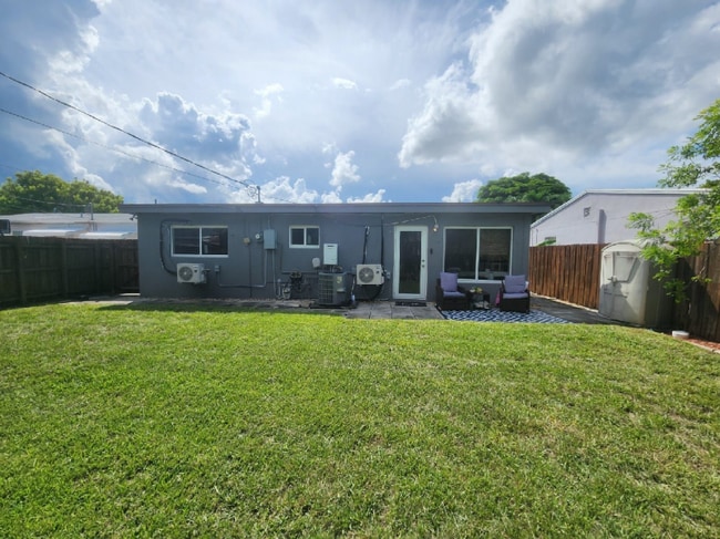 Photo - 5140 NE 3rd Ave Unidad Rear