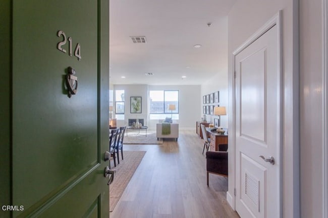 Photo - 6938 Laurel Canyon Blvd Unidad 214 Rental