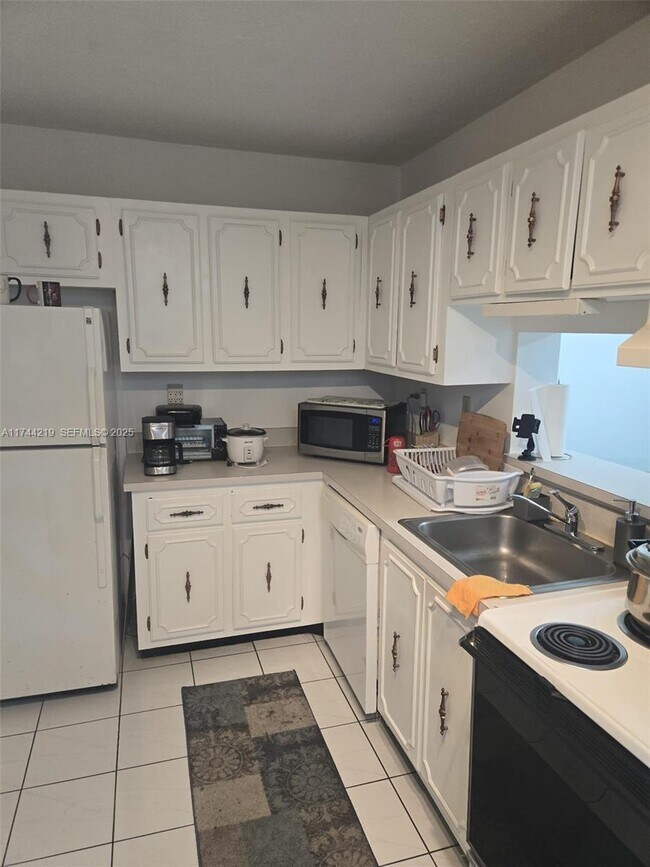 Building Photo - 5201 NW 7th St Unit 403