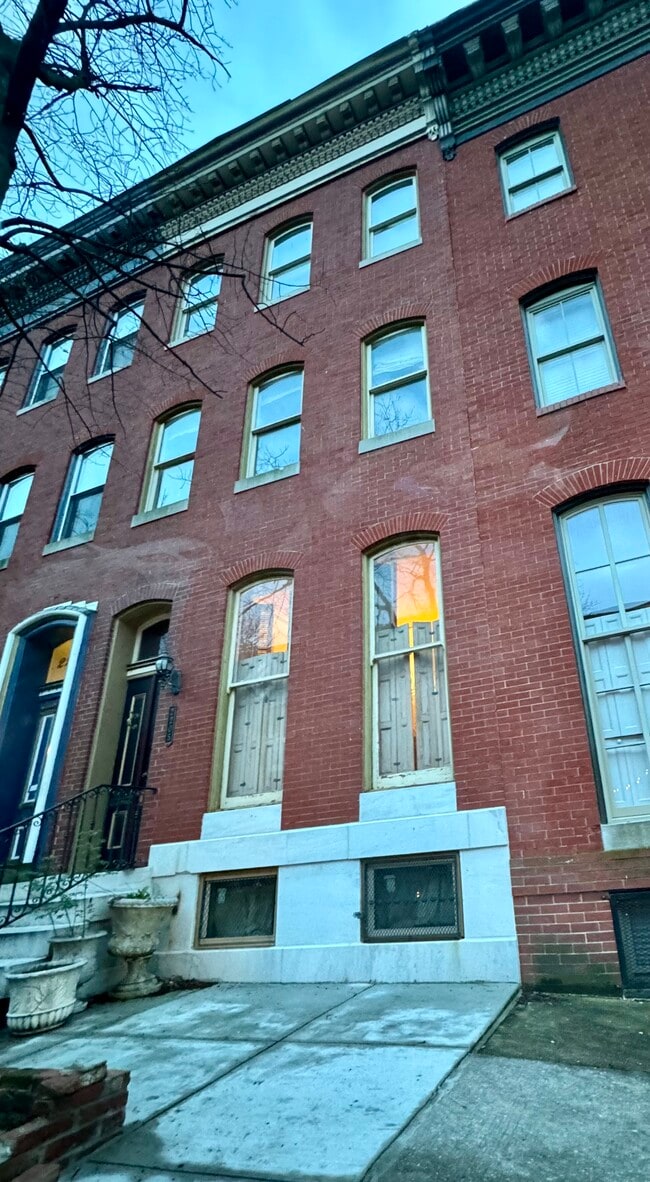Building Photo - 2205 E Pratt St Rental