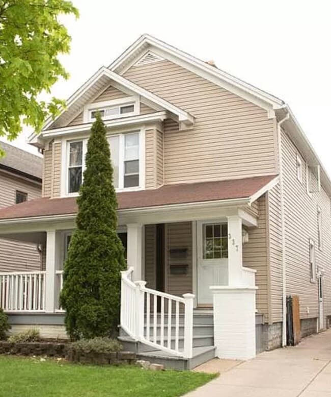 Building Photo - 337 St Lawrence Ave