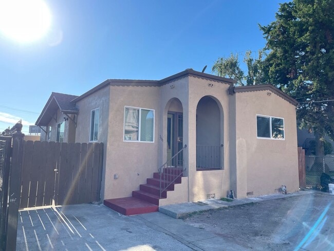 Building Photo - Beautifully updated 3-bedroom, 2-bathroom ...