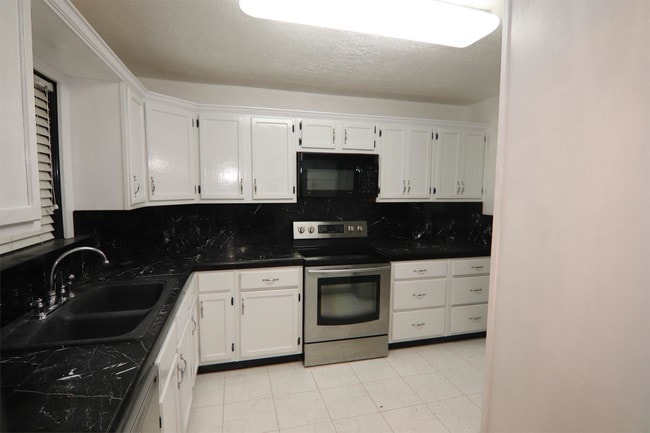 Photo - 890 Parsons Dr