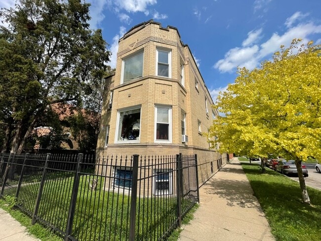 Building Photo - 1320 W 57th St Unit 1