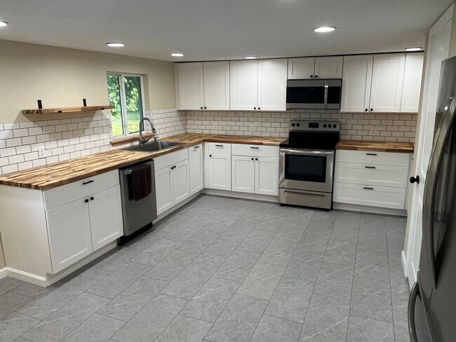 Kitchen - 805 S Frey St