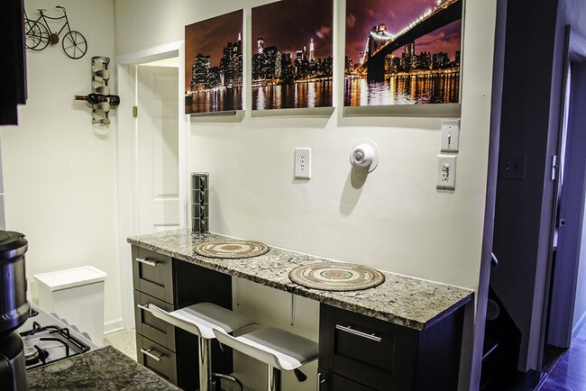 Photo - 1937 N Darien St