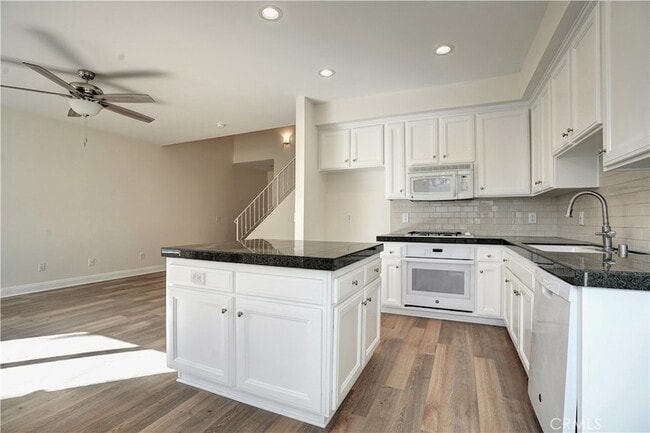 Photo - 7124 N Farralone Ave Unidad 110