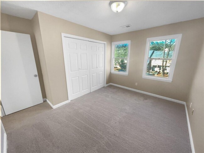 Photo - 688 Stratford Green