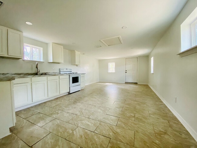 Photo - 7527 Douglas St