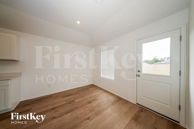 Photo - 433 Labelle Ln