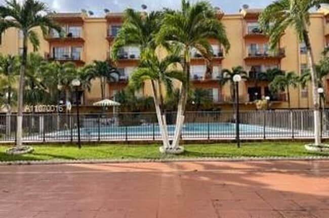 Piscina - 1900 W 54th St Unidad 102