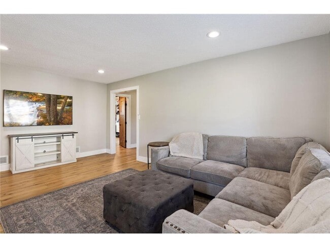 Photo - 311 Park St E