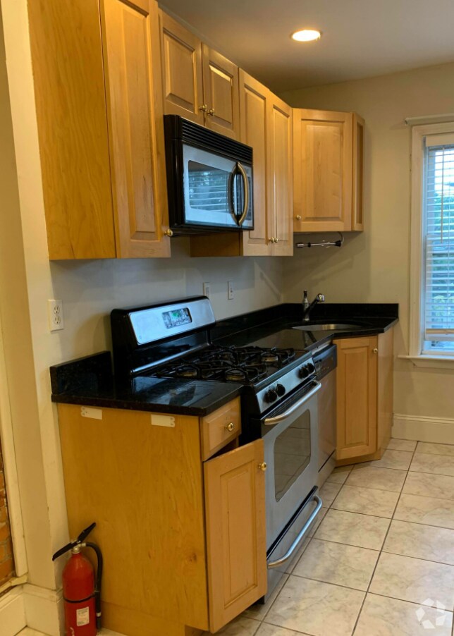 Building Photo - 33 Aspinwall Ave Unit 4 Rental
