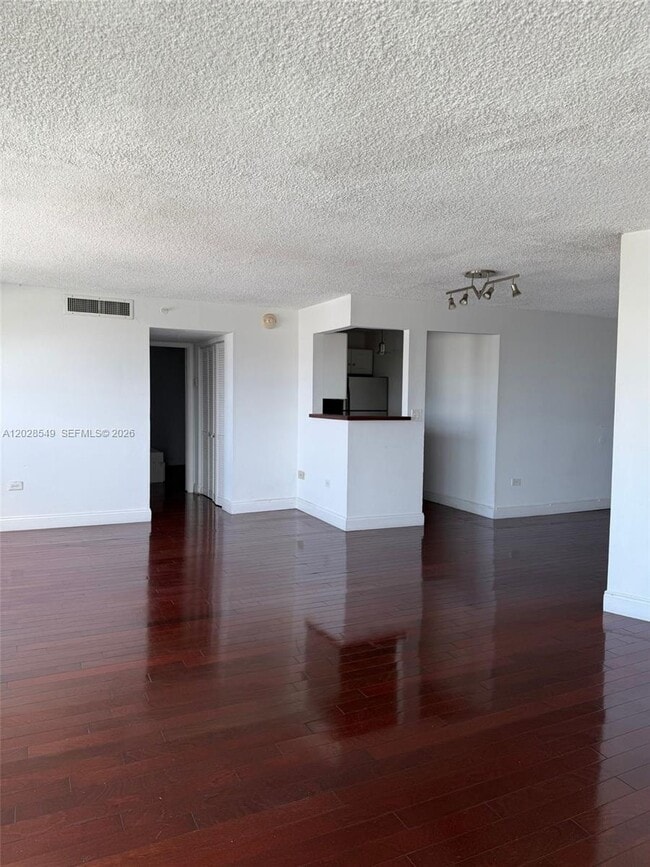 Building Photo - 1881 Washington Ave Unit 7C