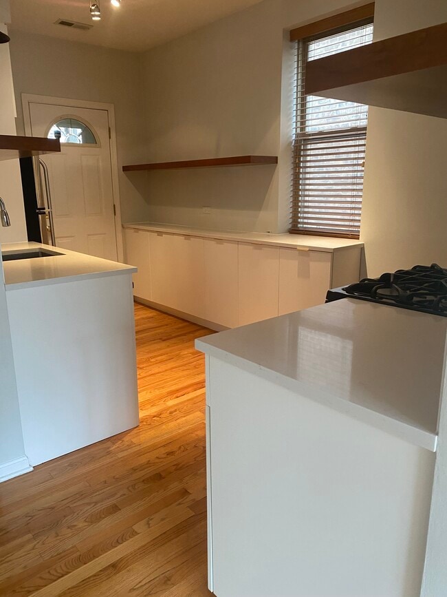 Kitchen - 828 W Agatite Ave Unidad 2