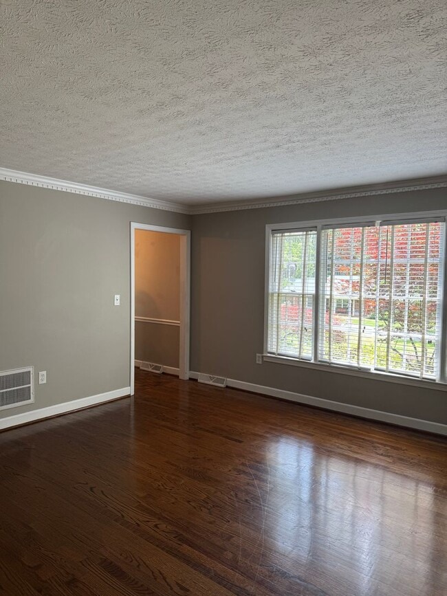 Photo - 4 Bedroom with fenced in yard!