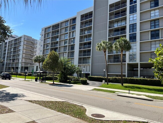 Photo - 17600 N Bay Rd Unidad # N902