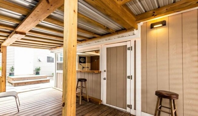 patio/hangout area - 704 E Moneta Ave