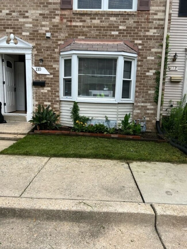 Building Photo - SPACIOUS TOWNHOUSE IN GAITHERSBURG