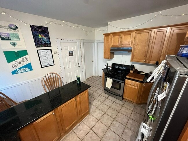 Photo - 4 Bedroom 6 min Walk from the Green Line