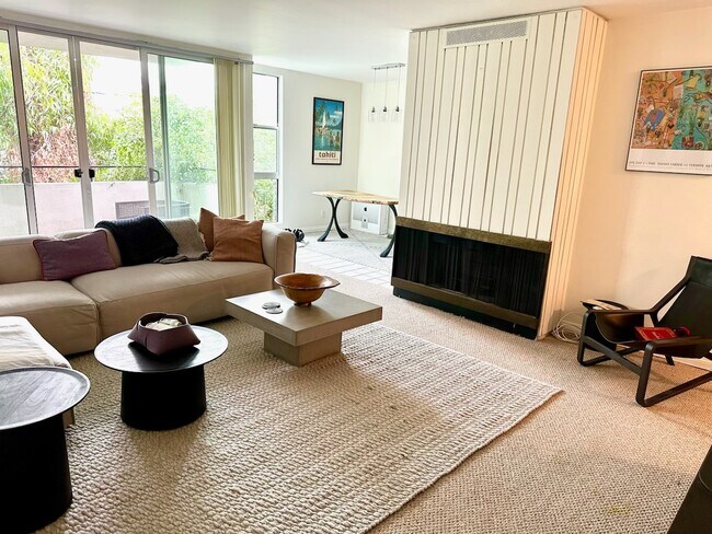 Living Room - 1010 N Kings Rd Unit 313