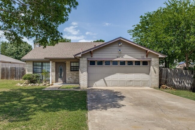 Building Photo - 3 Bedroom 2 Bath Home with Massive Fenced ...