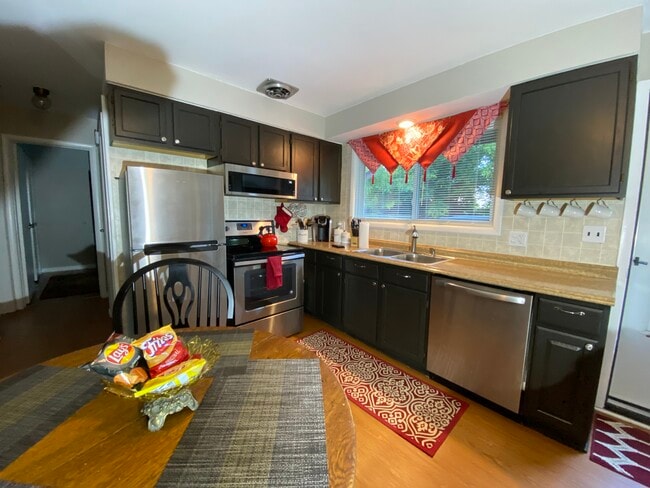 Kitchen - 75571 Van Dyke Unit 4