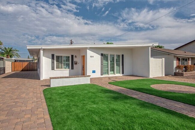 Beautiful Bungalow Home with Heated Pool on Golf Course