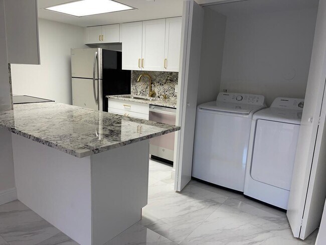 Photo - 616 Executive Center Dr Unidad 102