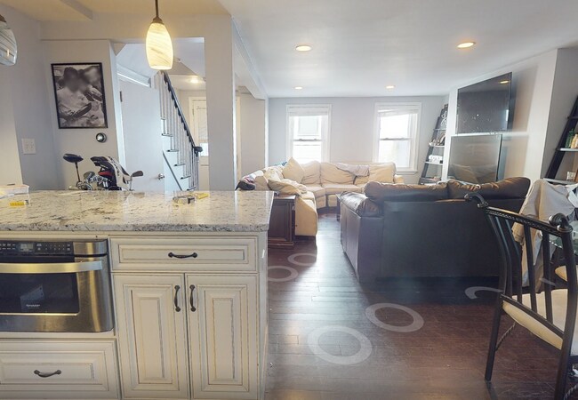 Photo - 215 Bolton St