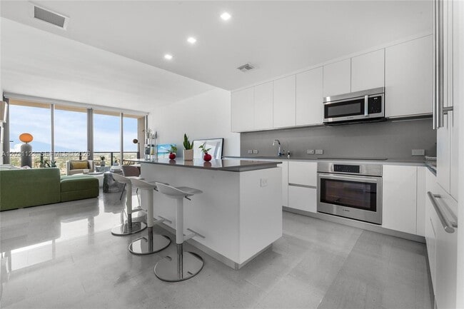 Photo - 88 SW 7th St Unidad 3208