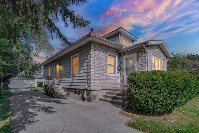 Photo - 2 Bedroom, 1 Bathroom House for Rent!