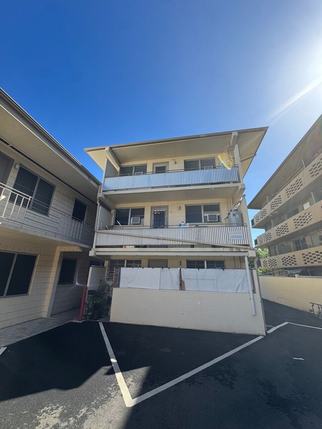Photo - 2 Bed 1 Bath with 1 reserved parking in Moiliili