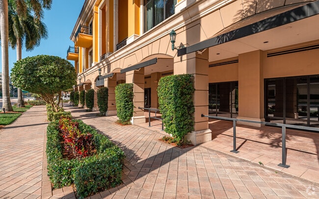 Vista de la acera - 200 E Palmetto Park Rd