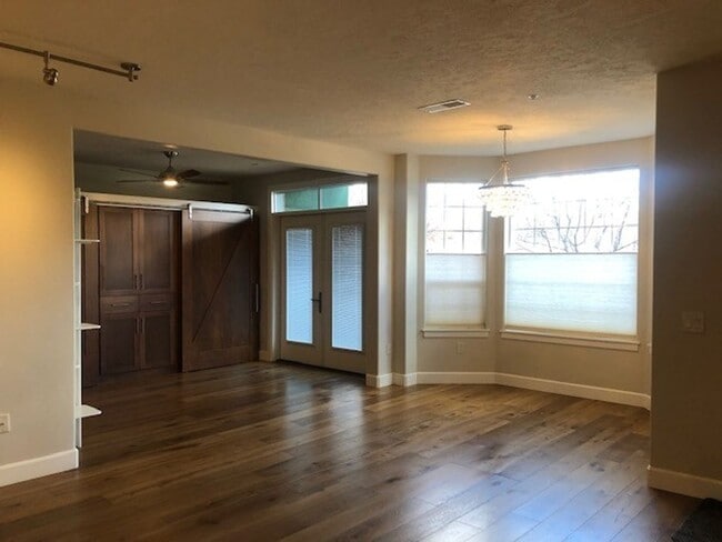 Photo - Stunning-Updated-Unfurnished Condo @ Hyde Park Place!