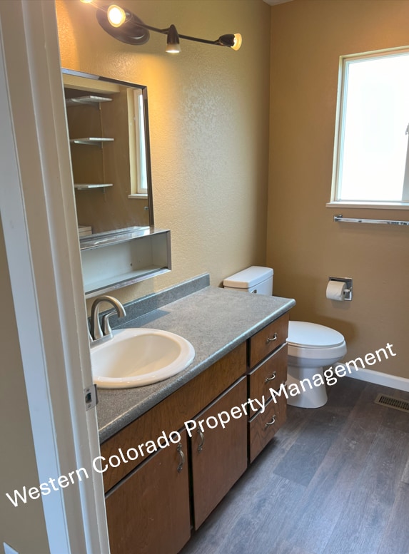 Photo - 3058 Hill Ave