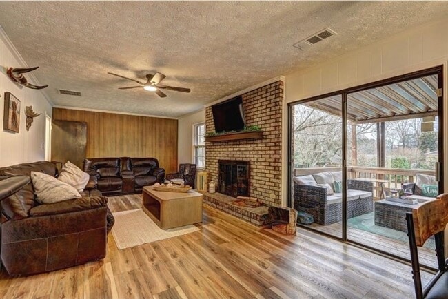 457 Castleaire Dr SW