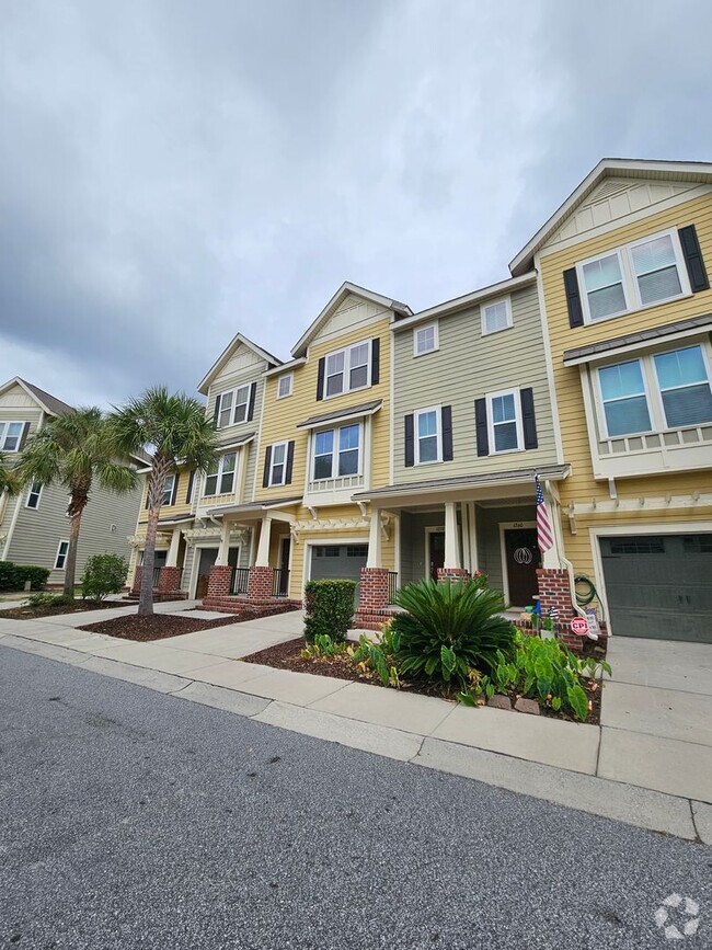 Building Photo - Superb Mt. Pleasant Townhome