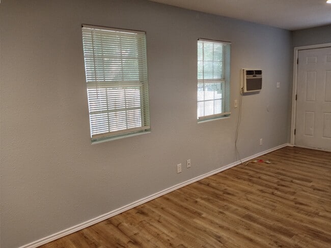 livingroom - 513 Wolf St Unit 4