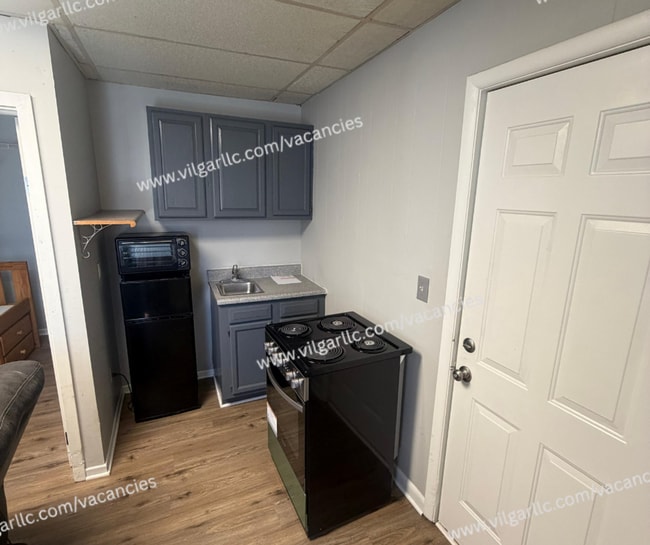 Building Photo - 1201 Maple Ave Unit Apt B-1/2