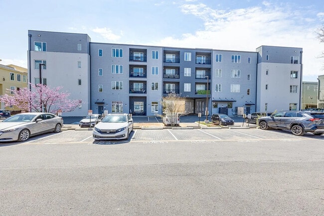 Building Photo - Stylish Updated Apartment Minutes from Downtown Unit 211