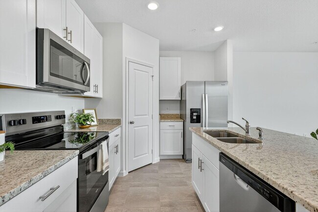 Photo - 483 Salisbury Cir