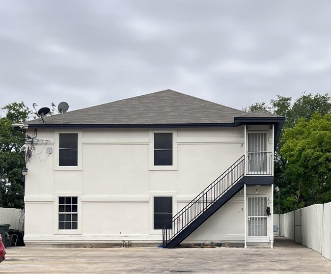 Building Photo - 2906 Flores Ave Unit 4