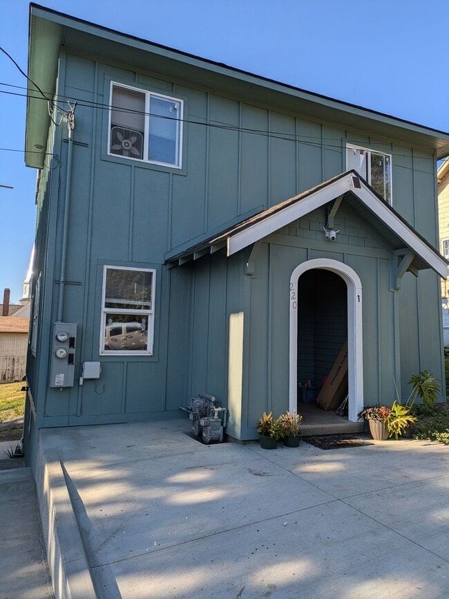 Building Photo - 220 E 7th St Unit #1